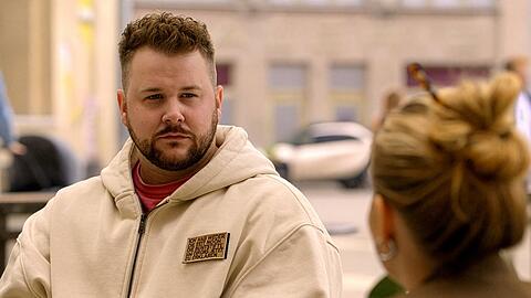 "GZSZ": Jonas (l.) gesteht vor Johanna seine Eifersucht.