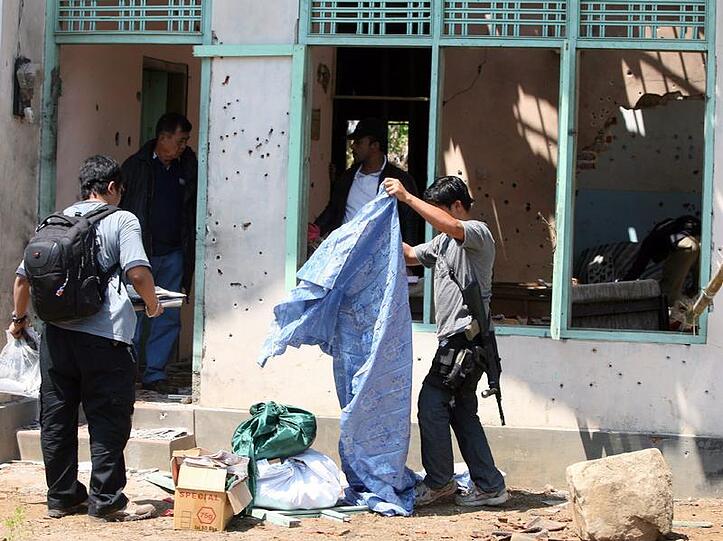 Indonesische Sicherheitskräfte untersuchen das Haus, in dem Top-Terrorist Noordin Mohammed Top verschanzt hatte.