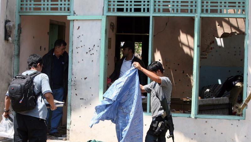 Indonesische Sicherheitskräfte untersuchen das Haus, in dem Top-Terrorist Noordin Mohammed Top verschanzt hatte. Indonesische Sicherheitskräfte untersuchen das Haus, in dem Top-Terrorist Noordin Mohammed Top verschanzt hatte.
