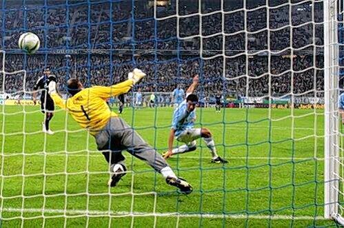 Er war einer der wenigen Löwen, der Engagement zeigte: Gabor Kiraly, der aber auch hier beim zweiten der drei Gegentreffer chancenlos war.