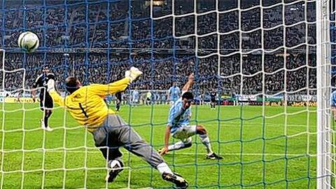 Er war einer der wenigen Löwen, der Engagement zeigte: Gabor Kiraly, der aber auch hier beim zweiten der drei Gegentreffer chancenlos war.