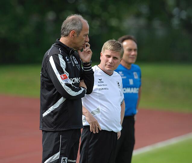 Nachdenklicher Blick: Löwen-Trainer Reiner Maurer und seine Assistenten
