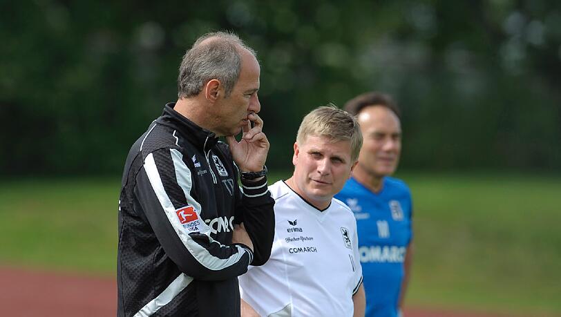 Nachdenklicher Blick: Löwen-Trainer Reiner Maurer und seine Assistenten Nachdenklicher Blick: Löwen-Trainer Reiner Maurer und seine Assistenten