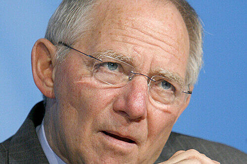 WOLFGANG SCHÄUBLE (CDU): Der Bundesfinanzminister tippt auf einen 3:1 Sieg der Bayern. Die europäischen Kollegen würden schon lästern, &bdquo;dass die Deutschen im Moment scheinbar auch noch im Fußball spitze sind&ldquo;, sagte er. Im Gespräch mit der &bdquo;Frankfurter Allgemeinen Sonntagszeitung&ldquo; meinte er: &bdquo;Wenn der Schiedsrichter im Viertelfinale nicht offenbar zu sehr begeistert gewesen wäre, um abzupfeifen, wäre Dortmund ausgeschieden&ldquo;.