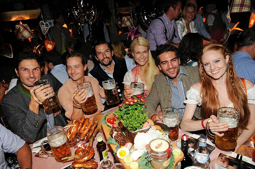 Bilder vom Oktoberfest 2013: Wiesn-Party: Promis feiern Almauftrieb im Käfer - Oktoberfest - Abendzeitung München