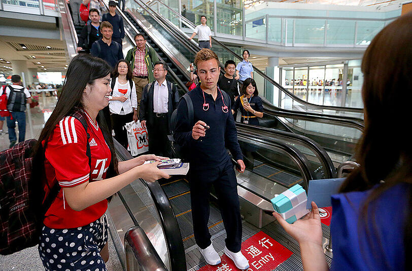Der FC Bayern ist am Freitag in Peking gelandet und wurde von rund 1000 Fans schon am Flughafen frenetisch gefeiert. Die Bilder von der Ankunft.
