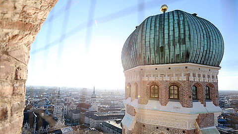 Das ist der fantastische Blick aus dem Turmzimmer des Nordturms über die Münchner Altstadt mit den Rathäusern und dem Alten Peter.