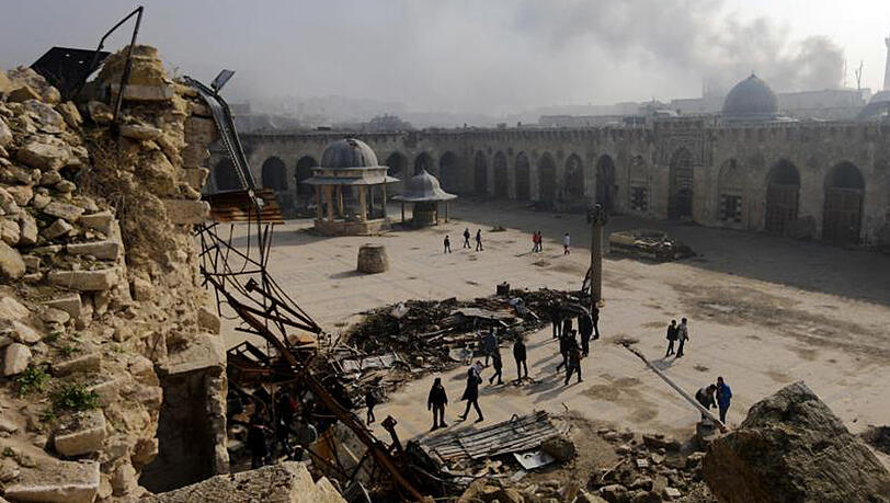 Rauchwolke über Aleppo in Syrien. In Kasachstan wird nun erneut über eine Friedenslösung für das Land verhandelt.