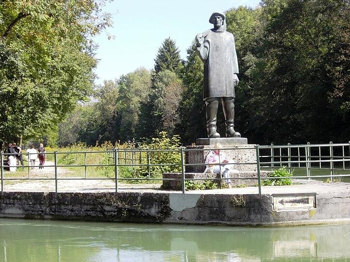 Das Thalkirchner Flößer-Denkmal.