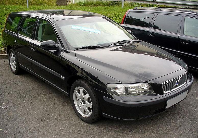Nach so einem Volvo in blau mit erheblichen Unfallschäden sucht die Polizei.