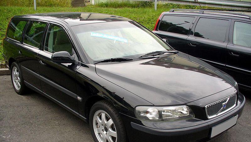 Nach so einem Volvo in blau mit erheblichen Unfallschäden sucht die Polizei. Nach so einem Volvo in blau mit erheblichen Unfallschäden sucht die Polizei.