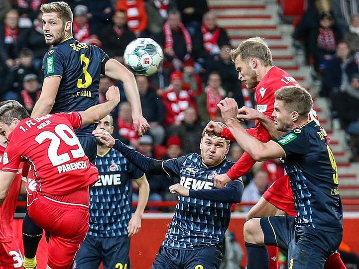 Unions Sebastian Andersson (2.v.r) köpft den Ball nach einem Eckball zum 1:0 ins Tor.