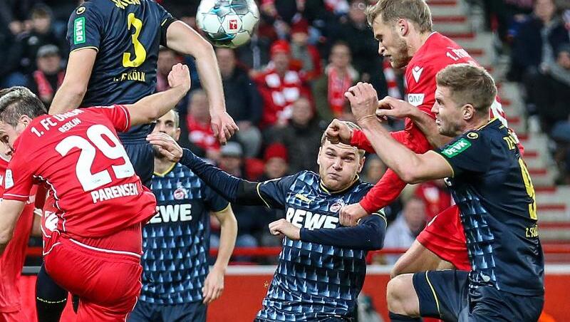 Unions Sebastian Andersson (2.v.r) köpft den Ball nach einem Eckball zum 1:0 ins Tor. Unions Sebastian Andersson (2.v.r) köpft den Ball nach einem Eckball zum 1:0 ins Tor.