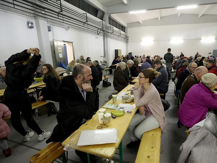 Insgesamt wurden 1000 Menschen in den Einrichtungen untergebracht und mit Getränken und Snacks versorgt.