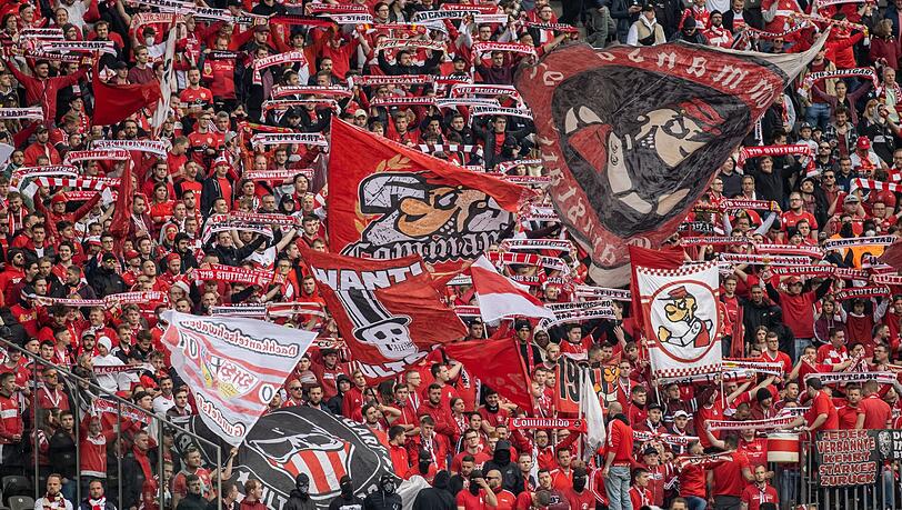 Fans von VfB Stuttgart feuern ihr Team aus dem Gästeblock des Olympiastadions an.