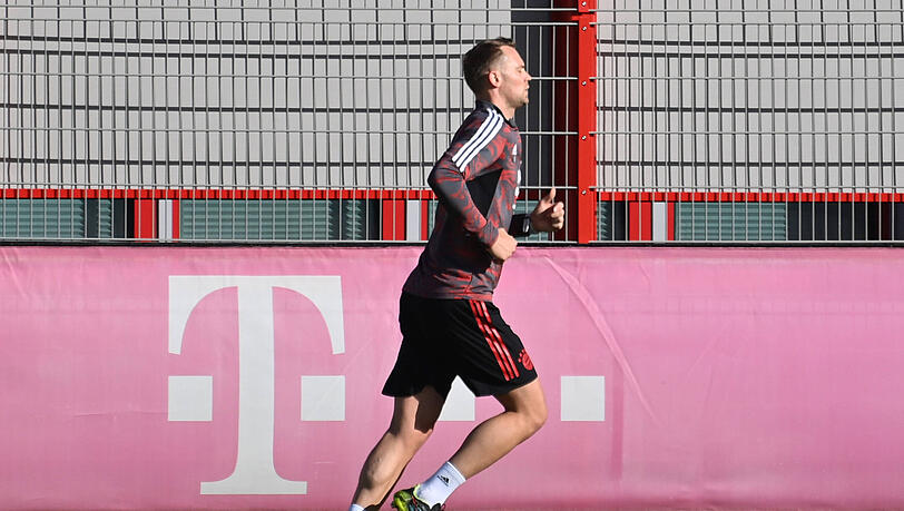Manuel Neuer absolviert eine Laufeinheit an der Säbener Straße.