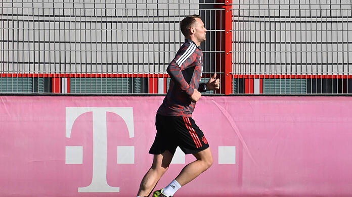 Manuel Neuer absolviert eine Laufeinheit an der Säbener Straße.