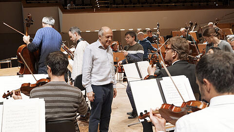 Iván Fischer - hier im Gespräch mit Musikern auf einer Probe - sprang für den erkrankten Zubin Mehta ein.