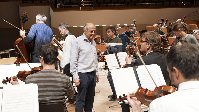 Iván Fischer - hier im Gespräch mit Musikern auf einer Probe - sprang für den erkrankten Zubin Mehta ein.