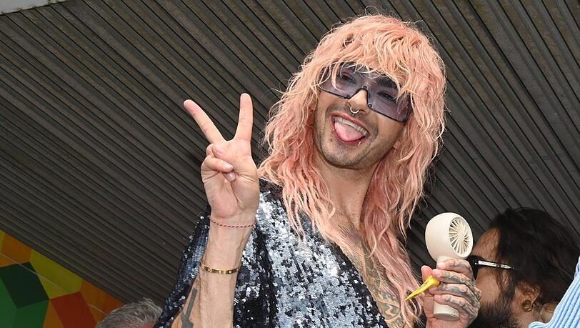 Bill Kaulitz ist nun der Papa von gleich zwei Hunden. Bill Kaulitz ist nun der Papa von gleich zwei Hunden.