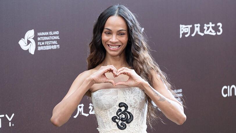 Zo&euml; Salda&ntilde;a greift James Van Der Beeks Witwe und den sechs Kindern finanziell unter die Arme.