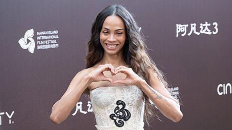 Zo&euml; Salda&ntilde;a greift James Van Der Beeks Witwe und den sechs Kindern finanziell unter die Arme.