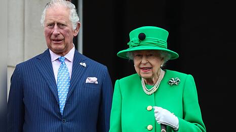 K&ouml;nig Charles mit seiner Mutter, Queen Elizabeth II., im Juni 2022.