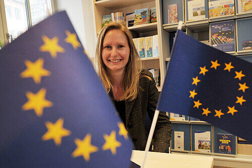 Informationen im Zeichen der blauen EU-Flagge: Barbara Sterl (33) leitet das &bdquo;Europe Direct&ldquo;-Zentrum im Nürnberger Rathaus.