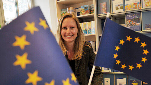 Informationen im Zeichen der blauen EU-Flagge: Barbara Sterl (33) leitet das „Europe Direct“-Zentrum im Nürnberger Rathaus. Informationen im Zeichen der blauen EU-Flagge: Barbara Sterl (33) leitet das „Europe Direct“-Zentrum im Nürnberger Rathaus.
