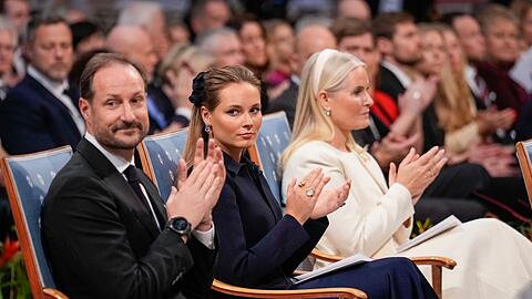 Ingrid Alexandra (Mitte) kehrt nach Hause zur&uuml;ck, um bei ihrer Mutter Mette-Marit (rechts) zu sein. Und sicher auch, um Papa Haakon (links) bei seinen Aufgaben zu unterst&uuml;tzen. (Archivbild)