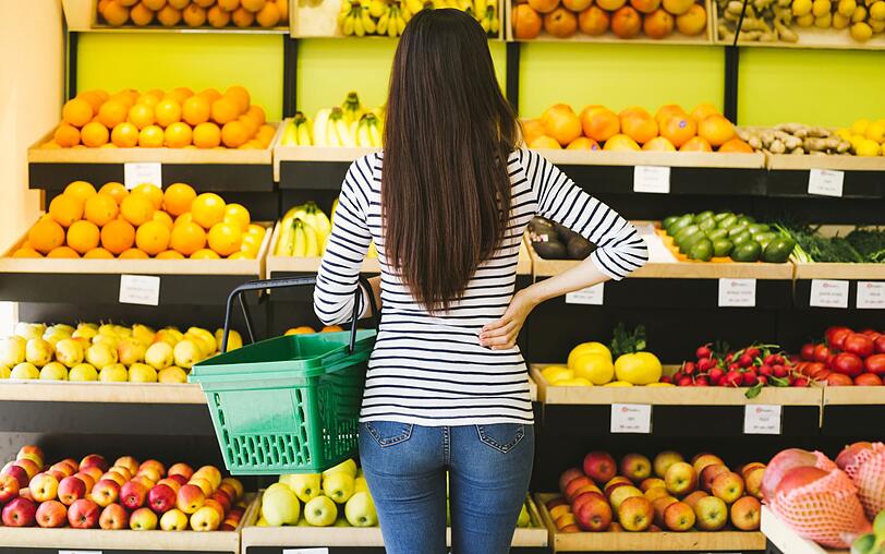 Sie kennen das: Man steht in der Obst- und Gemüseabteilung und hat keine Ahnung, ob die Avocado, die man kaufen will, schon reif genug ist, auch bei der Kiwi ist man sich meist nicht ganz sicher. Und reingucken geht ja schließlich nicht. Doch es gibt ein paar einfache Tricks, an denen Sie erkennen können, ob Sie schon zugreifen können ... Sie kennen das: Man steht in der Obst- und Gemüseabteilung und hat keine Ahnung, ob die Avocado, die man kaufen will, schon reif genug ist, auch bei der Kiwi ist man sich meist nicht ganz sicher. Und reingucken geht ja schließlich nicht. Doch es gibt ein paar einfache Tricks, an denen Sie erkennen können, ob Sie schon zugreifen können ...