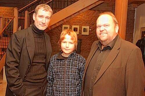 Schauspieler Heikko Deutschmann, sein größter, kleiner Fan Timo und Vater Reiner Prölß, Nürnbergs Sozialreferent (v.l.).