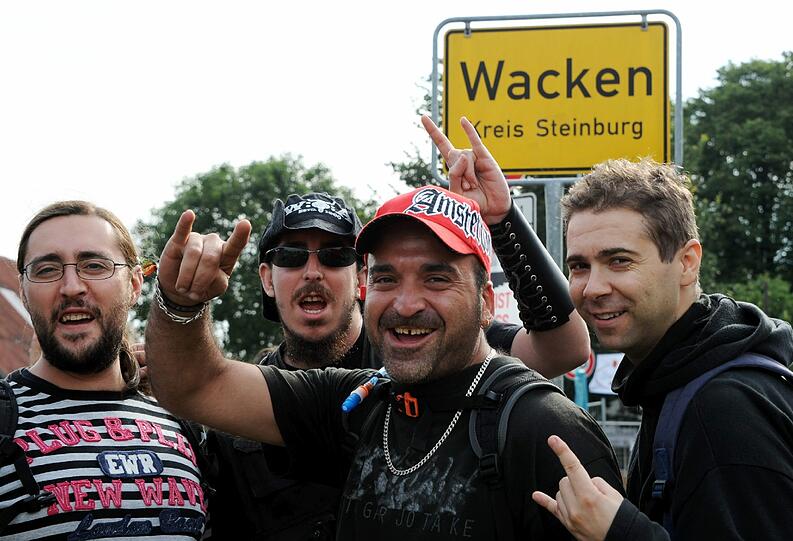 Noch immer strömen Metal-Fans aus aller Welt nach Wacken. Diese Gruppe ist extra aus Spanien angereist und...
