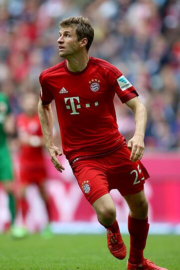 Am Samstag gegen Augsburg präsentierten die Bayern erstmals ihr Trikot für die neue Saison. Die Bilder zum Durchklicken!