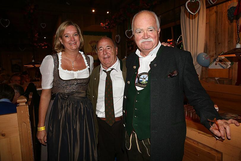 Dr. Peter Gauweiler mit Ehefrau Eva und Wiesn-Wirt Roland Kuffler (Mitte) im Weinzelt