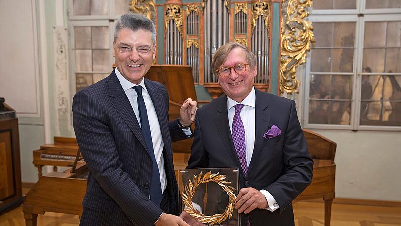 Flughafenchef Michael Kerkloh (r.) mit dem „George Iatrou Lifetime Achievement Award“, überreicht von Yiannis Paraschis. Flughafenchef Michael Kerkloh (r.) mit dem „George Iatrou Lifetime Achievement Award“, überreicht von Yiannis Paraschis.
