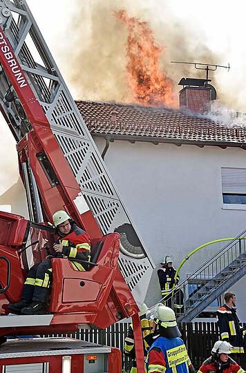 Die Bilder vom Dachstuhlbrand in Hofolding am Dienstagmittag.
