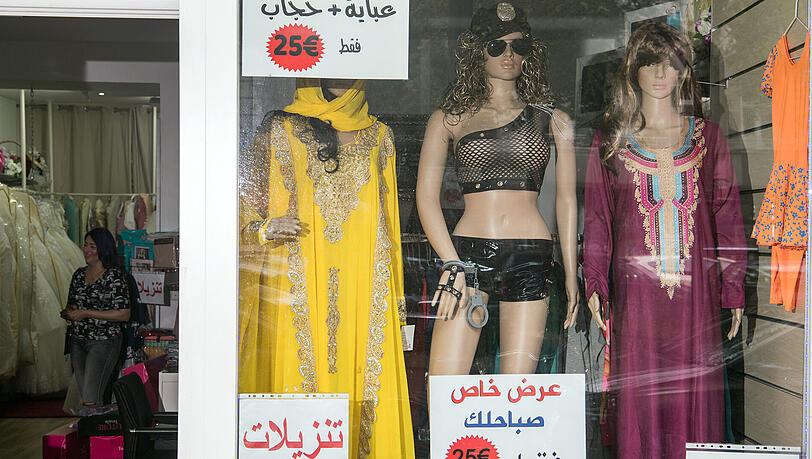 Leicht bekleidete und traditionell islamisch angezogene Schaufensterpuppen stehen im Geschäft "Ranosh Damenmode" in der Sonnenallee in Berlin. Eine vollverschleierte Frau soll möglicherweise aus religiösen Motiven in Berlin am 26.08.2017 die Verkäuferin des kleinen Modegeschäftes angegriffen und geschlagen haben. Leicht bekleidete und traditionell islamisch angezogene Schaufensterpuppen stehen im Geschäft "Ranosh Damenmode" in der Sonnenallee in Berlin. Eine vollverschleierte Frau soll möglicherweise aus religiösen Motiven in Berlin am 26.08.2017 die Verkäuferin des kleinen Modegeschäftes angegriffen und geschlagen haben.