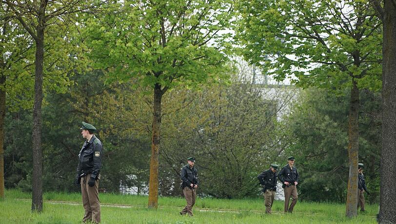 Polizei durchsucht in der Umgebung nach der Tatwaffe. Polizei durchsucht in der Umgebung nach der Tatwaffe.