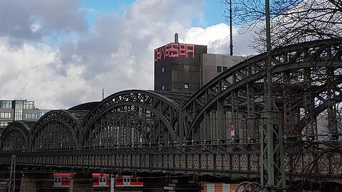 Der Urheber muss ein guter Kletterer sein: Dieses Graffiti-Tag klebt seit der Nacht auf Donnerstag am Stellwerk-Turm des Hauptbahnhofs an der Hackerbrücke.