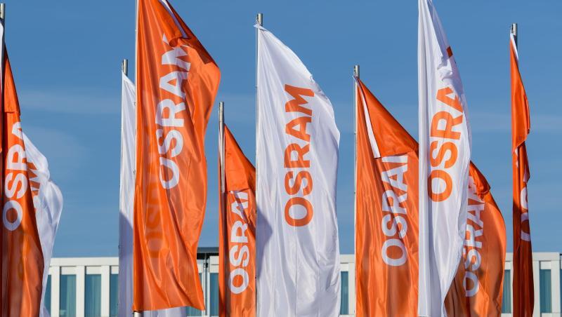Flaggen mit dem Logo von Osram wehen vor dem Kongresszentrum der Messe München im Wind. Foto: Matthias Balk/Archivbild Flaggen mit dem Logo von Osram wehen vor dem Kongresszentrum der Messe München im Wind. Foto: Matthias Balk/Archivbild