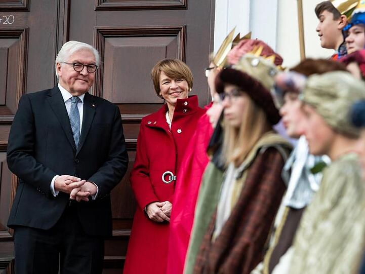 Bundespräsident Steinmeier und seine Frau Elke Büdenbender empfangen Sternsinger. Foto: Bernd von Jutrczenka/dpa