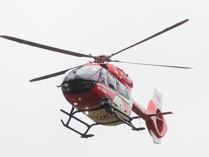 Ein Hubschrauber der Luftrettung im Einsatz. Foto: Julian Stratenschulte/Archiv