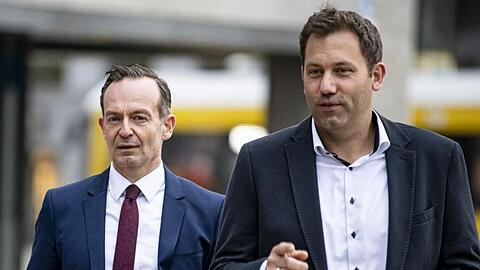 SPD-Generalsekretär Lars Klingbeil (r) und FDP-Generalsekretär Volker Wissing sowie ihre Sondierungsteams haben erste Gespräche geführt.