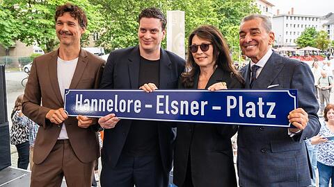 Florian David Fitz, Elsners Sohn Dominik, Iris Berben und Michel Friedman bei der Einweihung des Hannelore-Elsner-Platz.