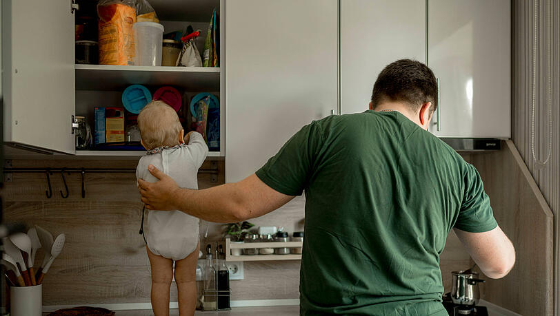 Alexander Stadler (35) will für seinen Sohn da sein – von Anfang an: Unterstützung findet er im Münchner Väterberatungszentrum, das ihm hilft, seine Rolle als Vater zu finden und Kontakt zum Kind aufzubauen (Symbolbild).