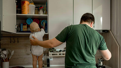 Alexander Stadler (35) will für seinen Sohn da sein – von Anfang an: Unterstützung findet er im Münchner Väterberatungszentrum, das ihm hilft, seine Rolle als Vater zu finden und Kontakt zum Kind aufzubauen (Symbolbild).
