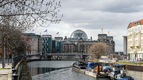 Am Schiffbauerdamm - rechtes Spreeufer Richtung Reichstagsgeb&auml;ude - entsteht ein neues Quartier unter anderem mit Bundestagsb&uuml;ros. Ein Teil des Projekts soll nach dem Willen von Bundestagspr&auml;sidentin Julia Kl&ouml;ckner (CDU) und Vizepr&auml;sident Omid Nouripour aber aus Kostengr&uuml;nden gestoppt werden. (Archivbild)