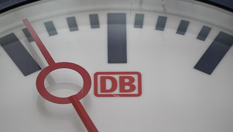 Die Deutsche Bahn konnte sich bei der Pünktlichkeit im August nur leicht verbessern. (Archivbild) Die Deutsche Bahn konnte sich bei der Pünktlichkeit im August nur leicht verbessern. (Archivbild)