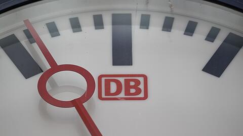 Die Deutsche Bahn konnte sich bei der P&uuml;nktlichkeit im August nur leicht verbessern. (Archivbild)